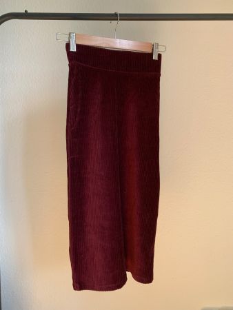 Jupe midi bordeaux avec fente arrière bershka