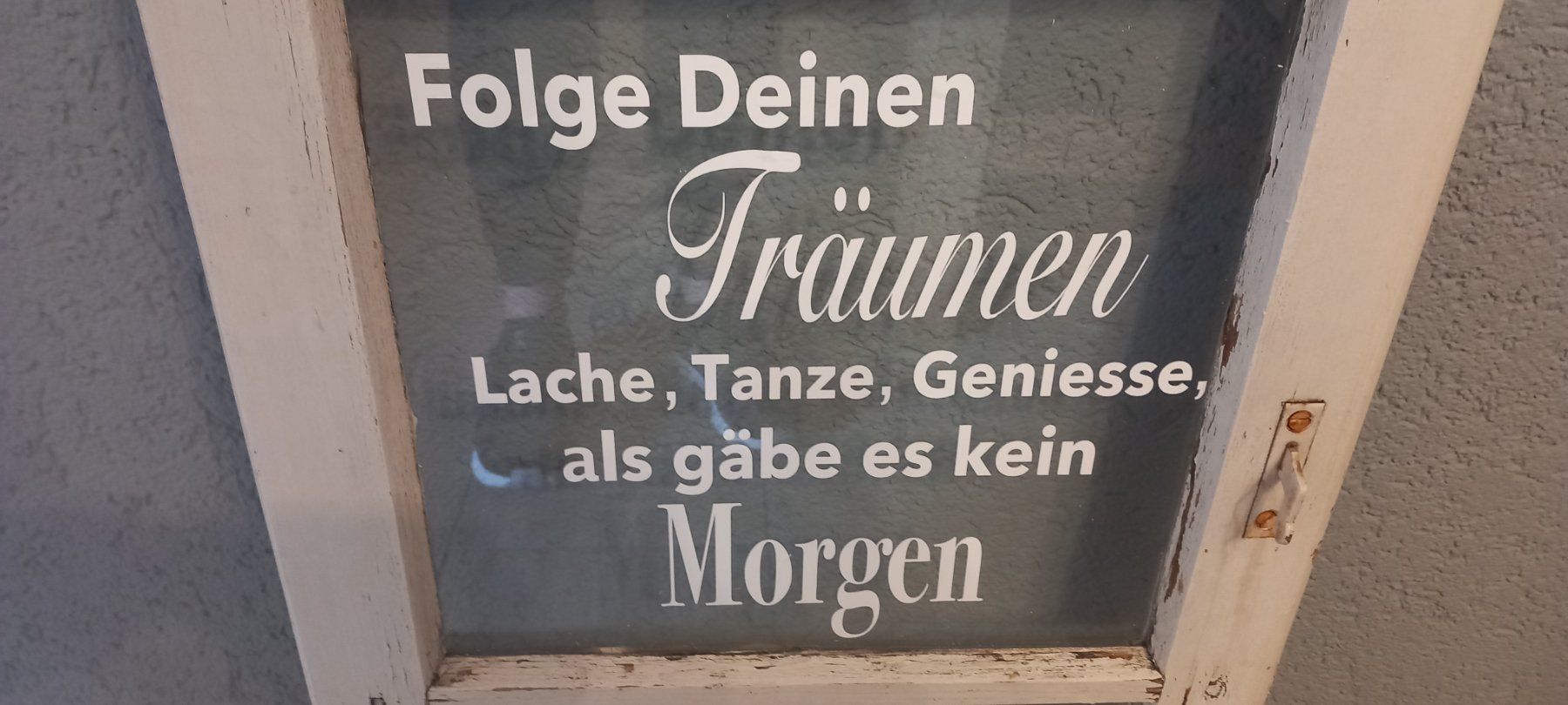 Tutte le decorazioni: Altes Fenster schön dekoriert – Usato da Buttwil venduto da K_und_K 3