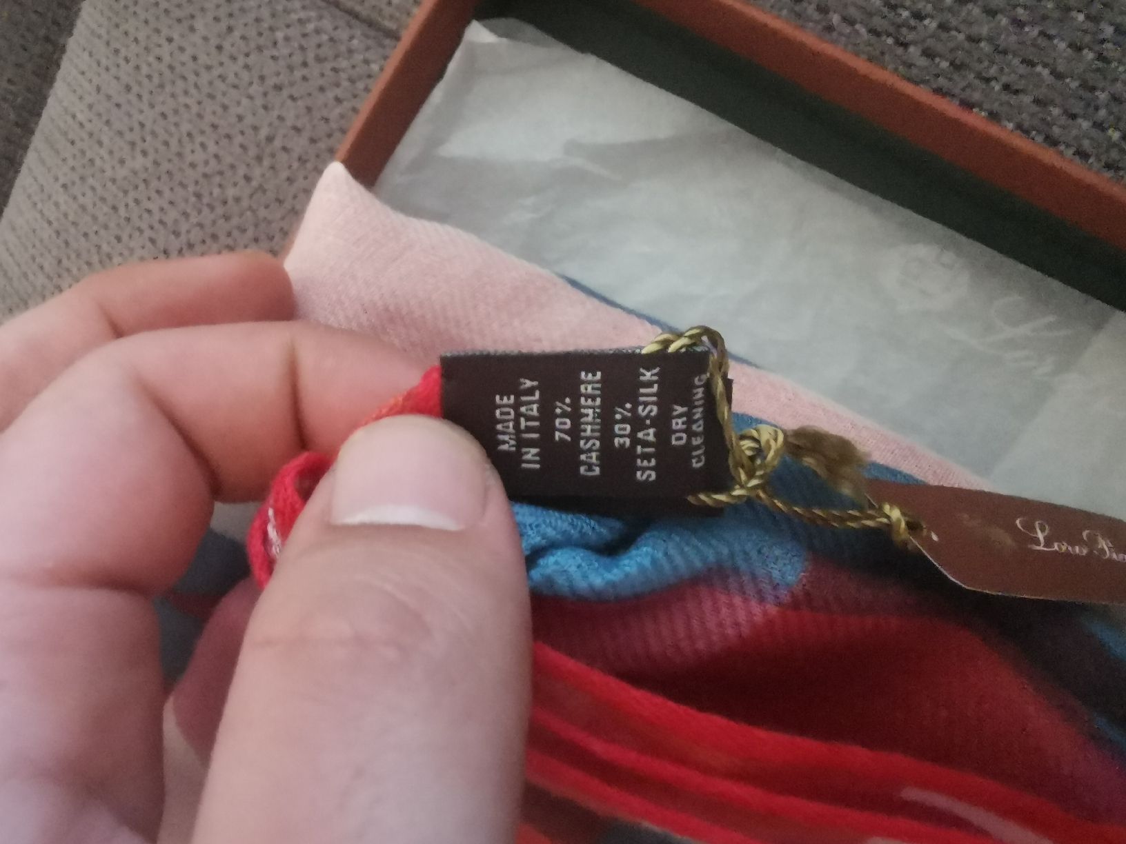 Loro Piana Foulard & Sciarpe: loro piana schal damen – Nuovo e nell'imballaggio originale da Lachen SZ venduto da Claptrap30 3