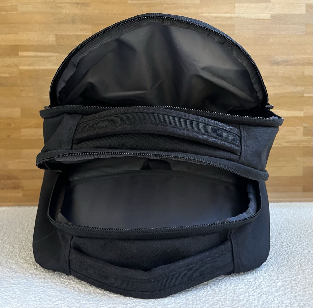 North Face Rucksäcke: The North Face Vault Rucksack 27L – Gebraucht aus Zug von rictii 1