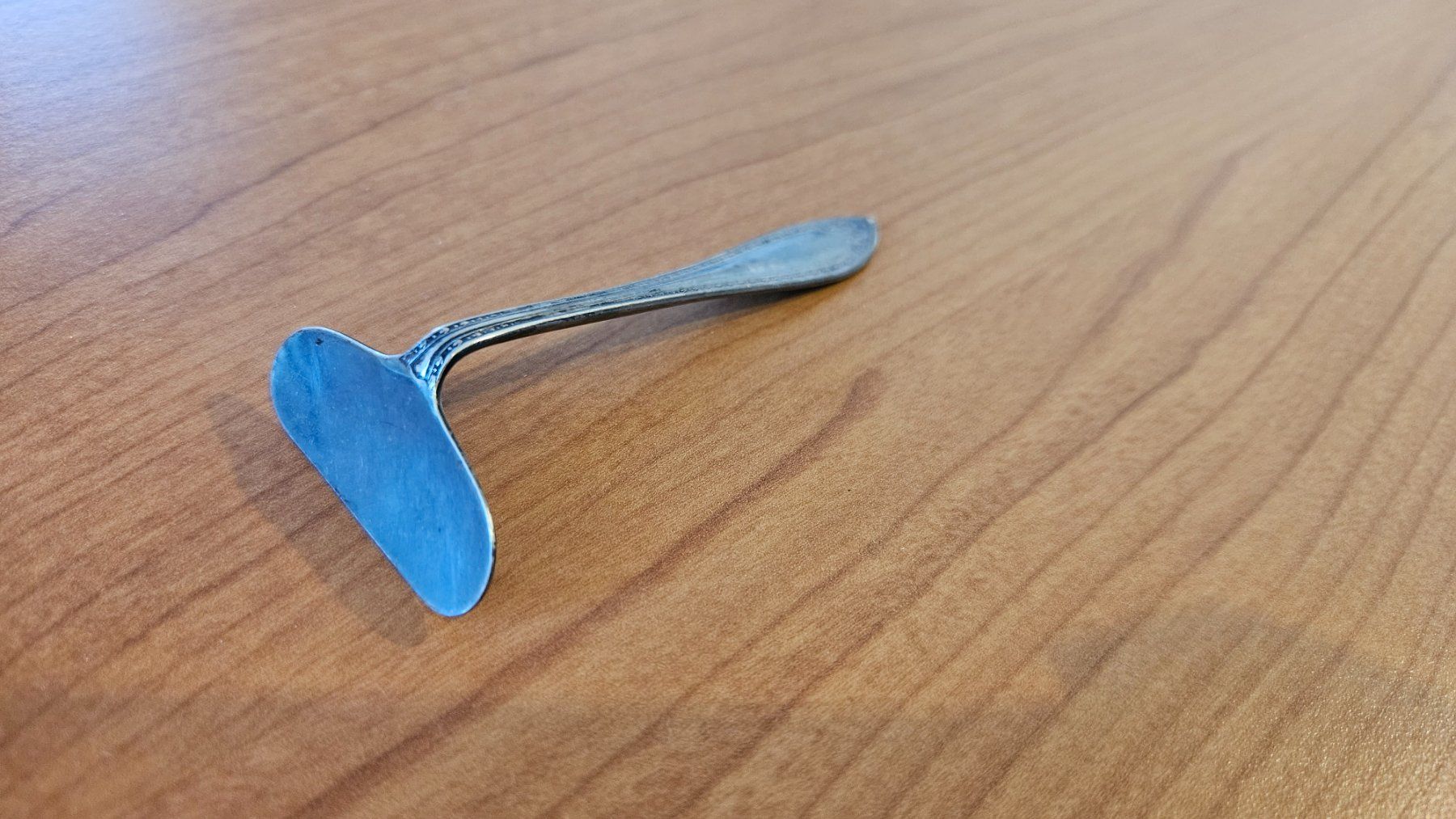 Cucchiai: Cucchiaio d'epoca in metallo per bambini – Usato da Melano venduto da H-Sara