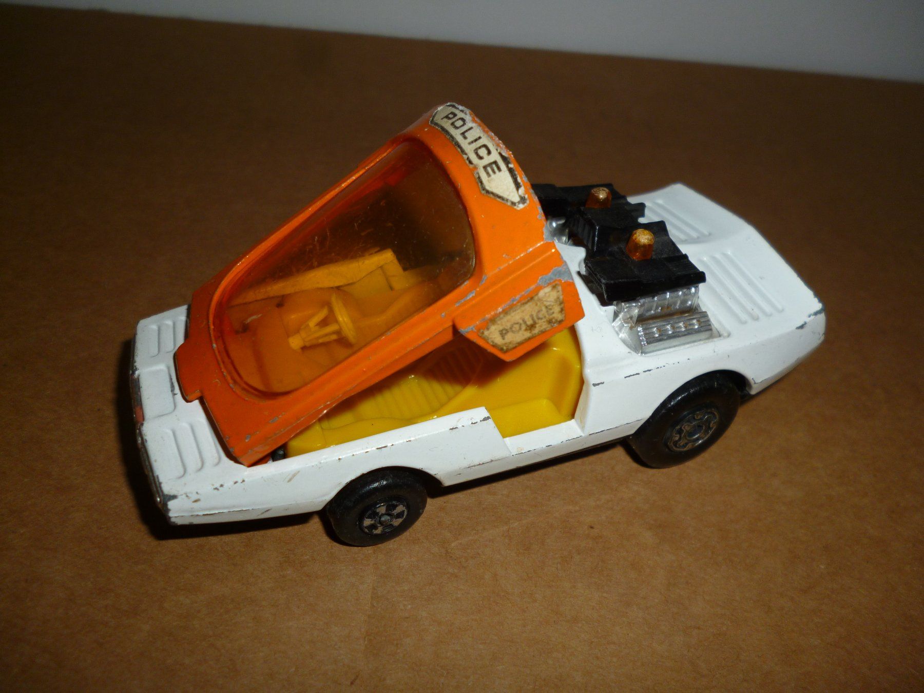 Matchbox Modellautos: Matchbox Polizei Auto weiss orange mit aufklappbarem Dach – Gebraucht aus Neuhausen von Charlotte51 1