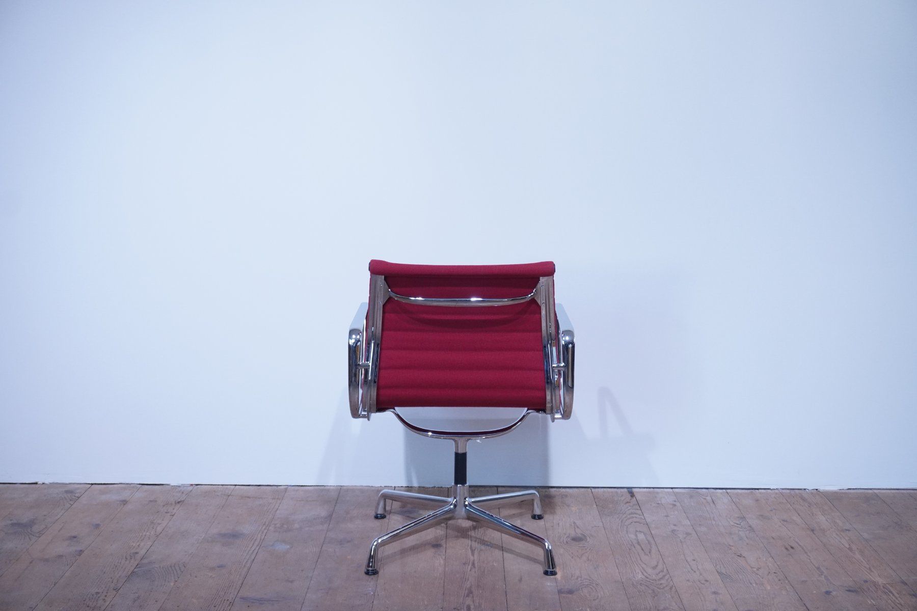Vitra Sedie: Vitra Eames Alu Chair EA107 Hopsak rot – Usato da Bad Zurzach venduto da QLASSIQ 3