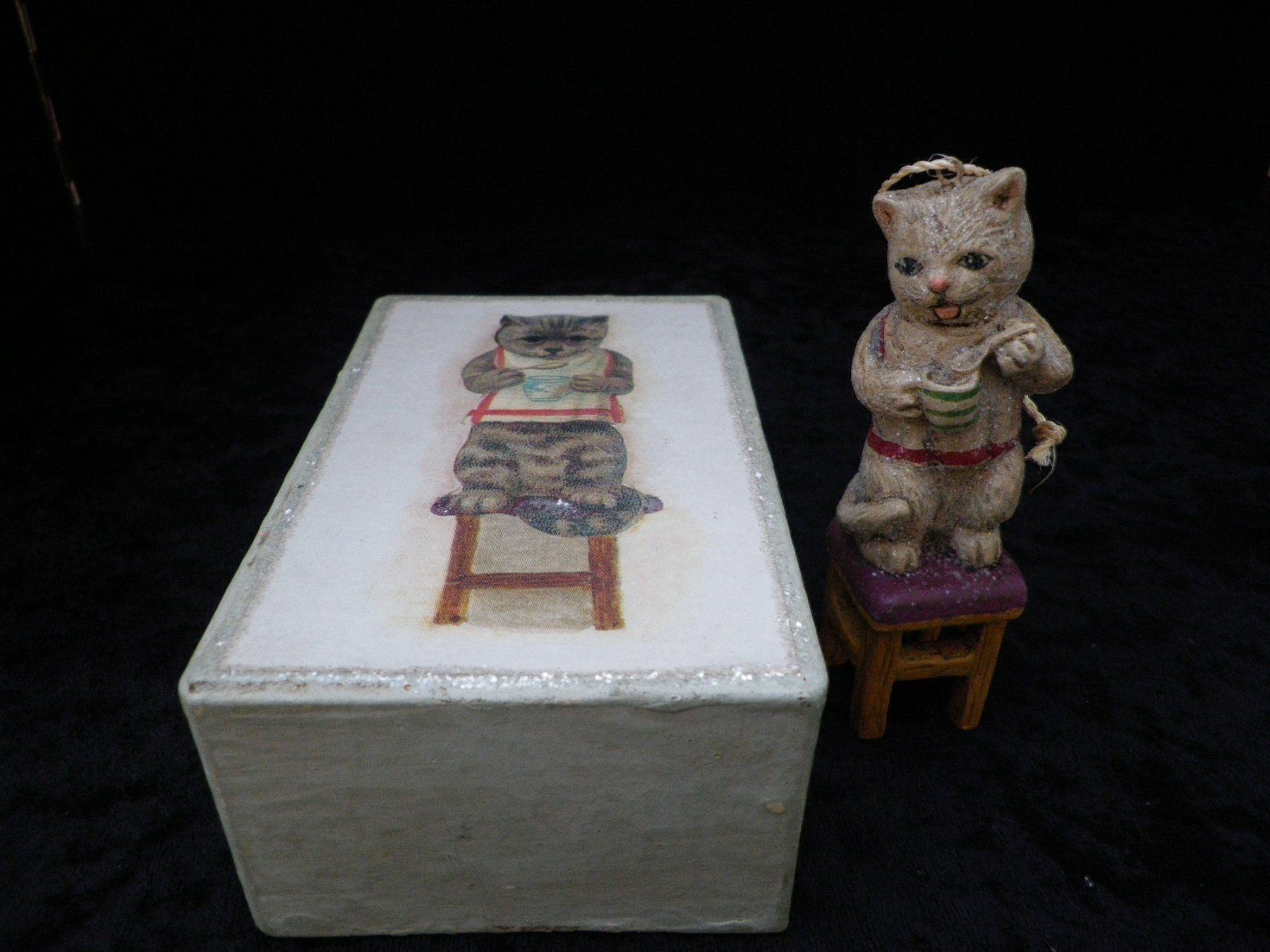 Statuette: Sammlerstück Katze auf Stuhl – Usato da Reinach BL venduto da Annodomini 2