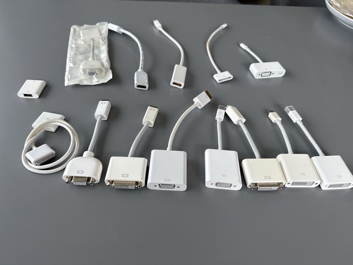 Apple Lecteurs & Adaptateurs: Original Apple Adapter (VGA, HDMI, DVI, Dock) – D'occasion à St. Gallen par hae_6rmh