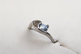 Bague fantaisie pierre bleue zircon sertie