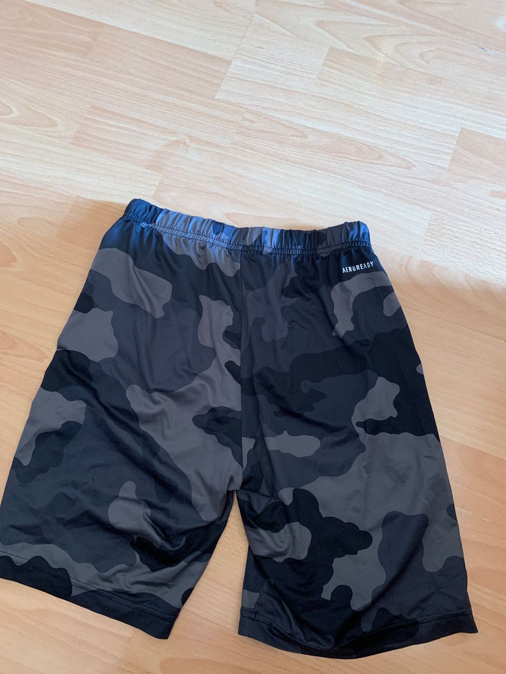 Adidas Pantaloni: Joli short Adidas taille 152 - 11-12 ans – Usato da MEYRIN venduto da Gwendo10 1