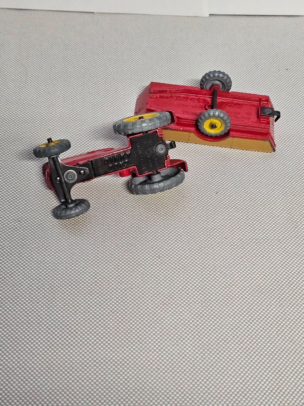 Dinky Toys Modellini d'auto: Dinky Traktor und Anhänger – Usato da Starrkirch-Wil venduto da easygo13 2
