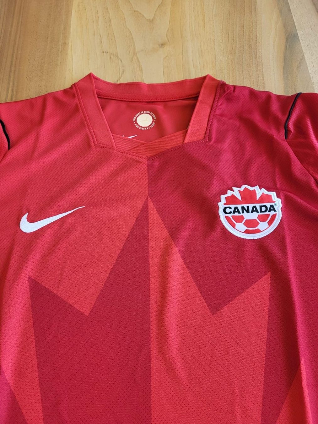 Canottiere & Pantaloni: Kanada Heimtrikot WM 2026 – Nuovo (secondo la descrizione) da Zuzgen venduto da Flaeng 1
