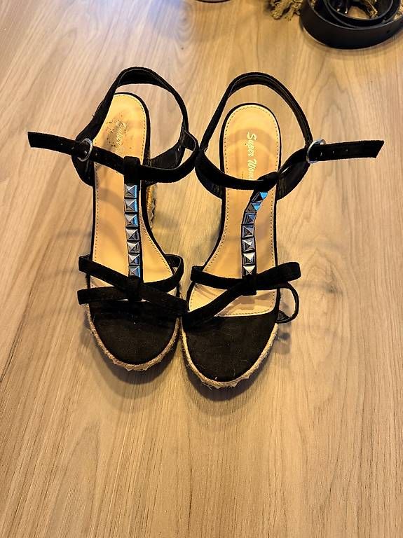 Scarpe da donna: Sandalen mit Keilabsatz – Usato da Bözberg venduto da van_52qk 2