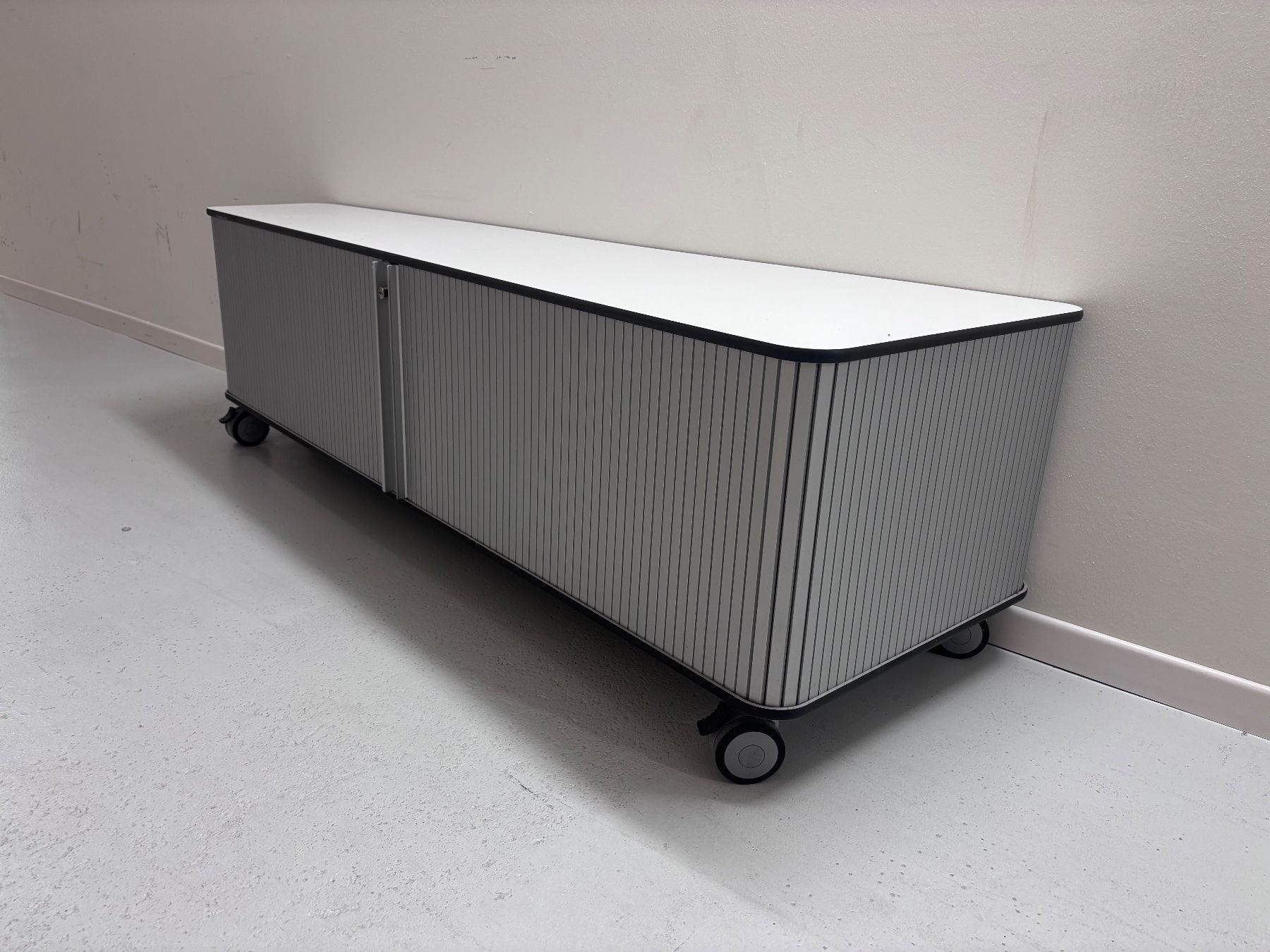 Banconi: Rolladen-Schrank auf Rollen, ideal als Sideboard – Usato da Wetzikon ZH venduto da Startrampe