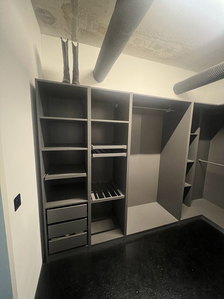 Armadi: IKEA PAX Kleiderschrank – Usato da Zürich venduto da Zoe.E