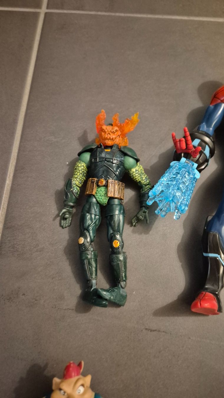Giocattoli: 16 figurines, Marvel, Comics, Maître de l'univers, etc – Usato da Daillens venduto da zaporogue 1