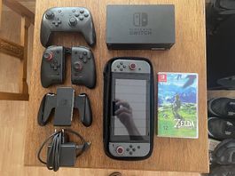 Nintendo Switch mit Zubehör und Zelda BOTW