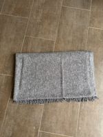 Wohndecke grau meliert mit Fransen guter Zustand 184x 135 cm