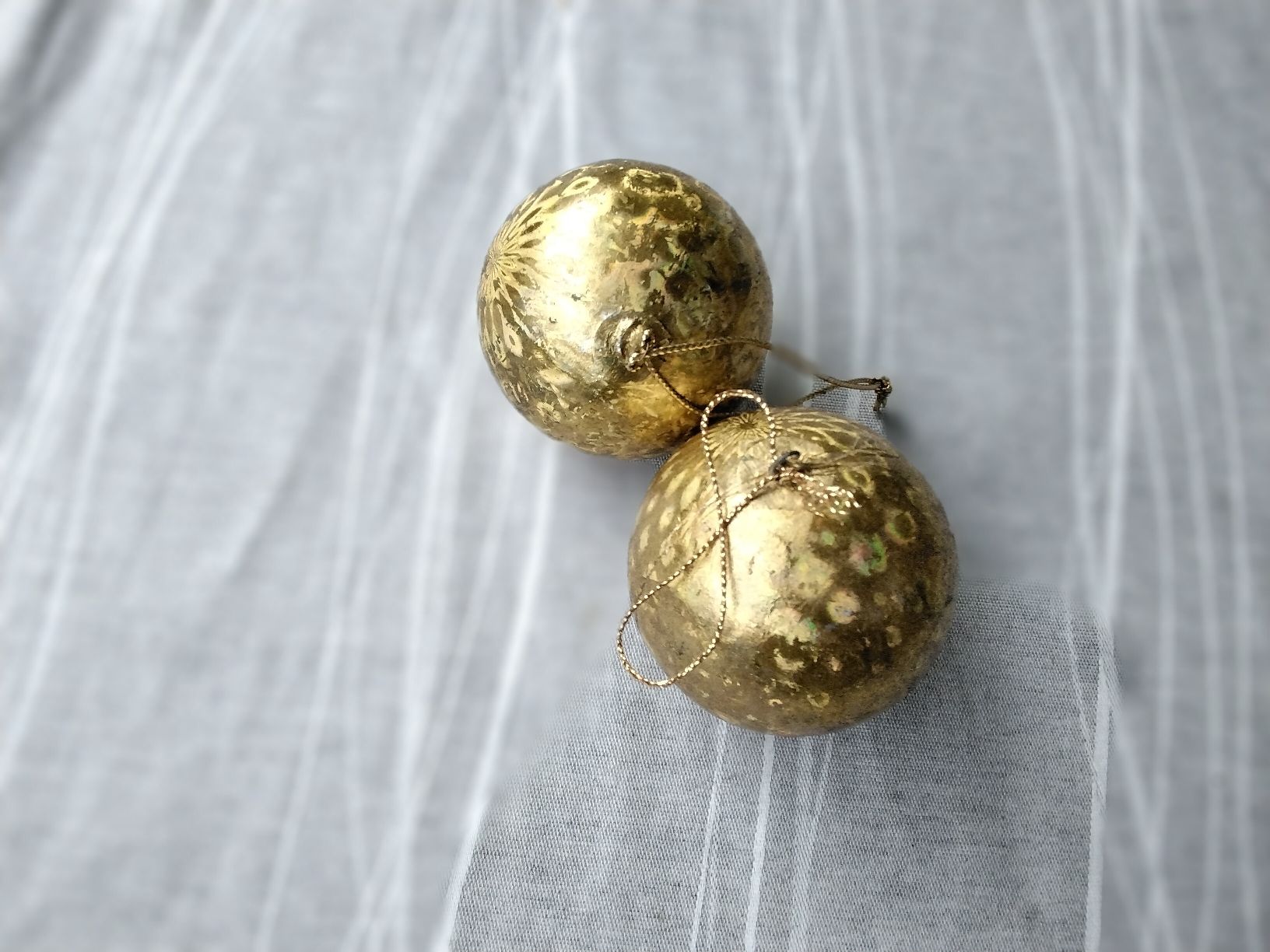 Alle Dekorationen: 2 GOLDENE WEIHNACHTS KUGELN – Gebraucht aus Biel/Bienne von dasi3 1