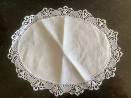 Ovales Leinendeckel mit Klöppelspitzenrand, weiss
