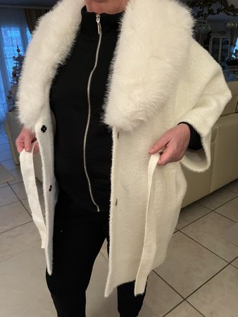 Edle elegante Jacke mit Pelzkragen