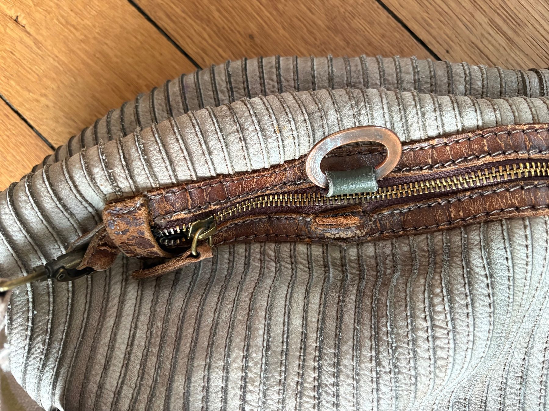 Taschen für Damen: Handtasche Beuteltasche von MAJO – Gebraucht aus Zürich von triangular 3