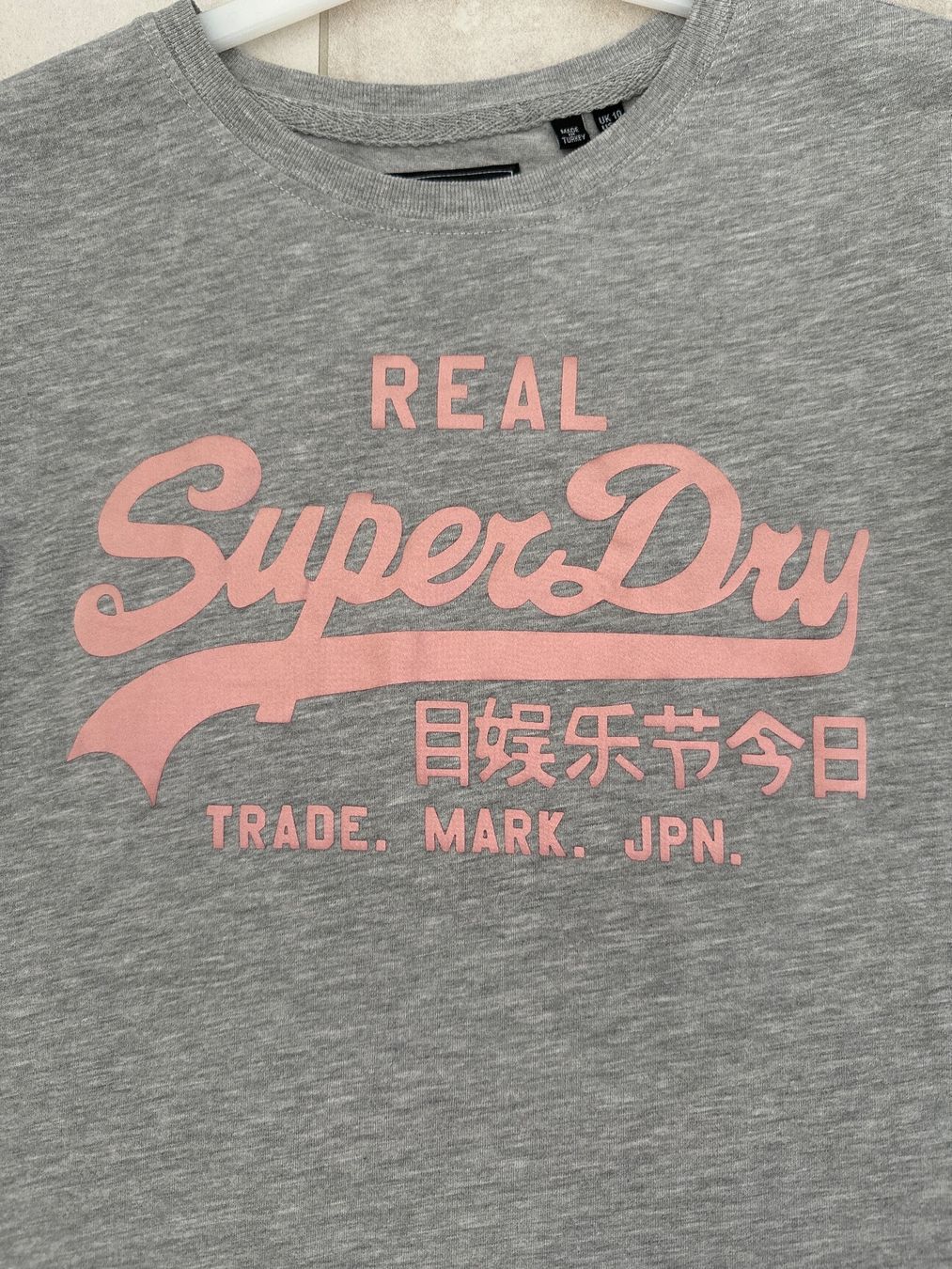 Superdry T-Shirts: Damen Superdry T-Shirt grau – Gebraucht aus Zug von Hehe 1
