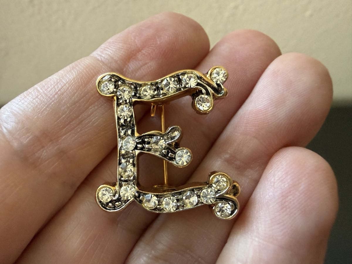 Broches & Aiguilles: Vintage-Brosche mit Initiale E goldfarben mit Strass. – D'occasion à Lamone par LaCantinaMagica 1