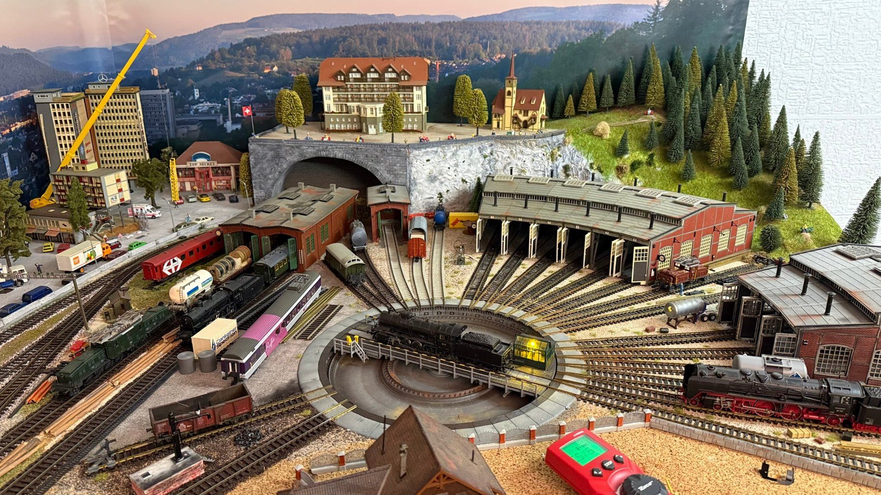 Modellini di ferrovie: Grosse Anlage mit Rollmaterial komplett, Landschaft, digital – Usato da Fehraltorf venduto da snoopydoopy 8