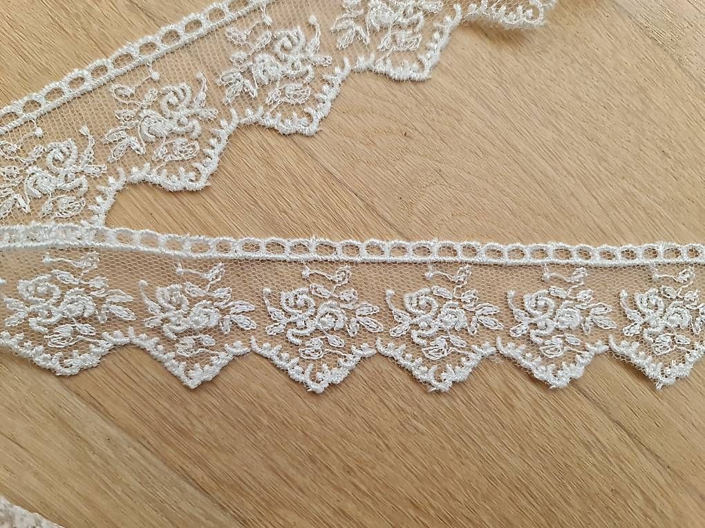 Stoffe: Wunderschöne weisse Spitzenborte  Blumenmuster – Neu und originalverpackt aus Allschwil von 86d_fmd5 2