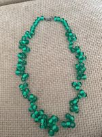 Joli collier avec perles vert d’eau transparentes vintage
