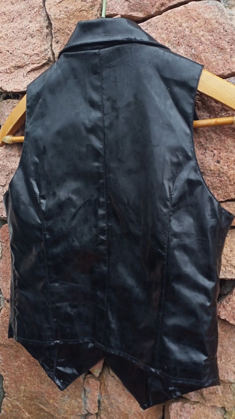 Gilet & Giacche senza maniche: Gilet in pelle artificiale nera, taglia 38 – Usato da Brusino Arsizio venduto da Demidova 4