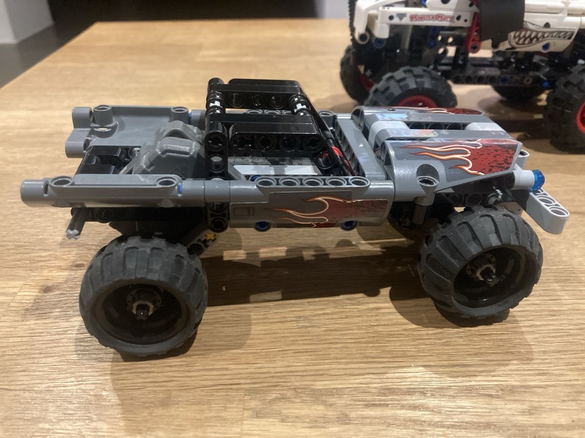Lego Kit di costruzioni: Lot de 3 voitures lego technicien – Usato da Bourrignon venduto da Rere3
