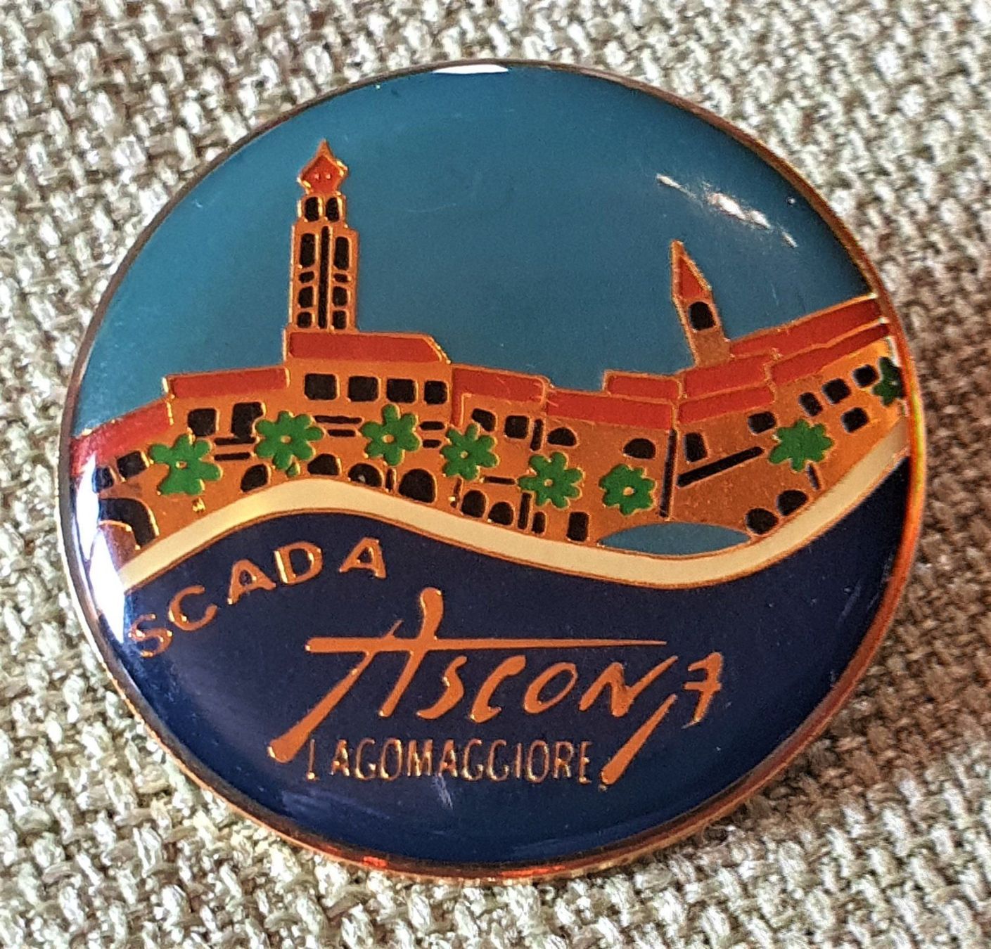 Placchette & Badge: E912 - Pin Scada Ascona Lagomaggiore – Usato da Reinach BL venduto da Boston-Verkauf