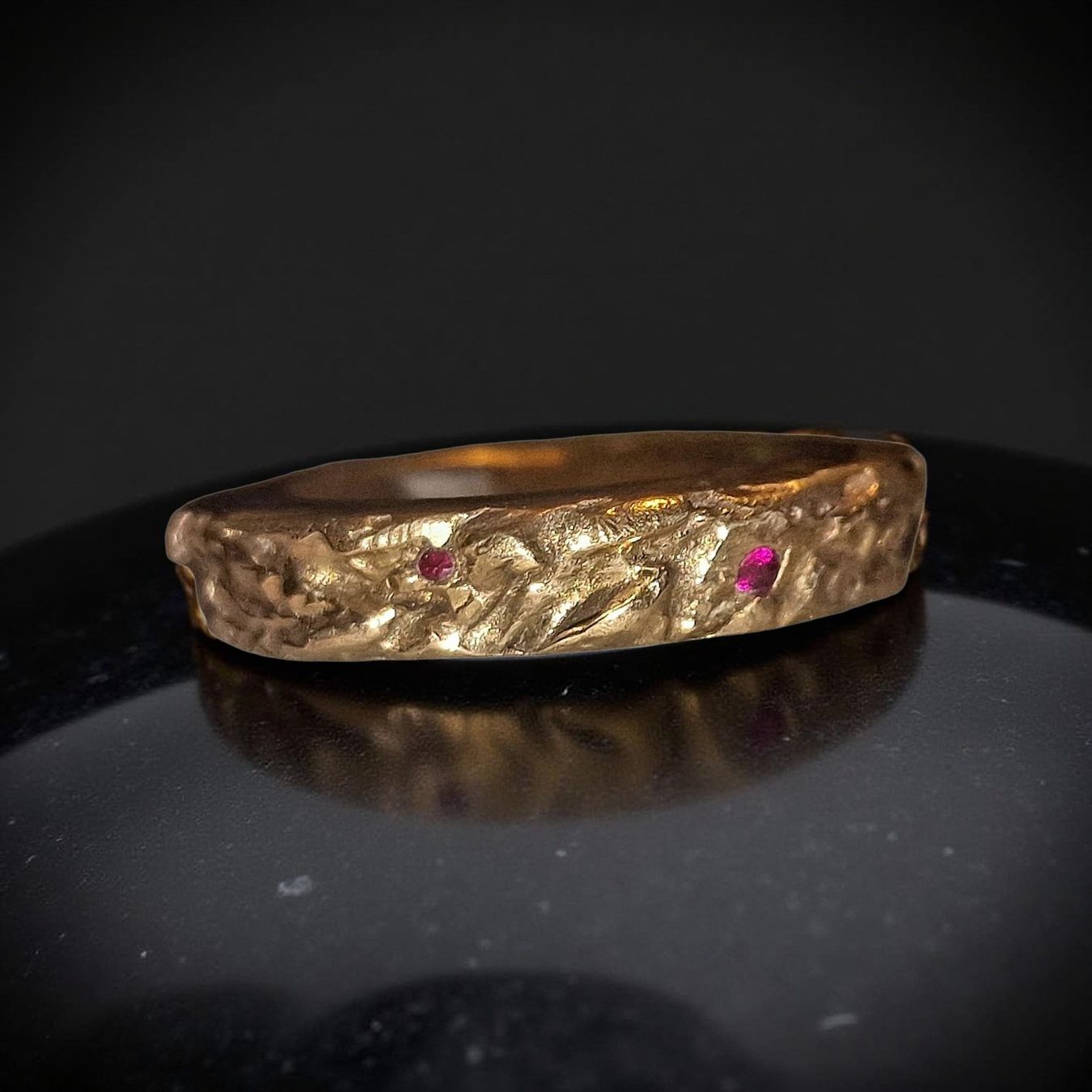 Anelli: Wilder Bronze-Ring, mit sechs Rubinen, Ringgrösse 55 – Nuovo e nell'imballaggio originale da Aarau venduto da Schmuckhoehle_MD 4