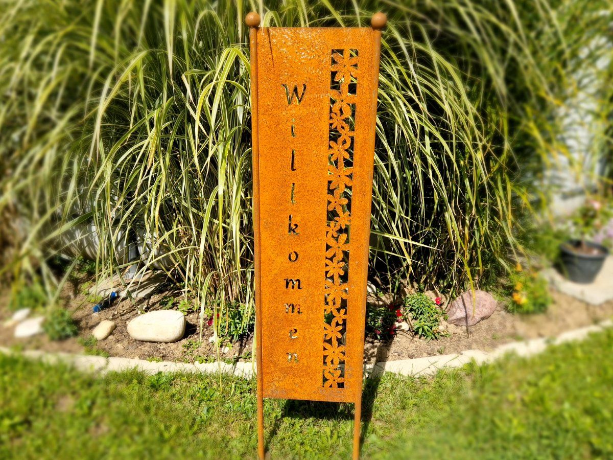 Alle Dekorationen: Stele “Willkommen” mit Blüten Edelrost 117cm – Neu und originalverpackt aus Matzendorf von Gartendeko-Shop