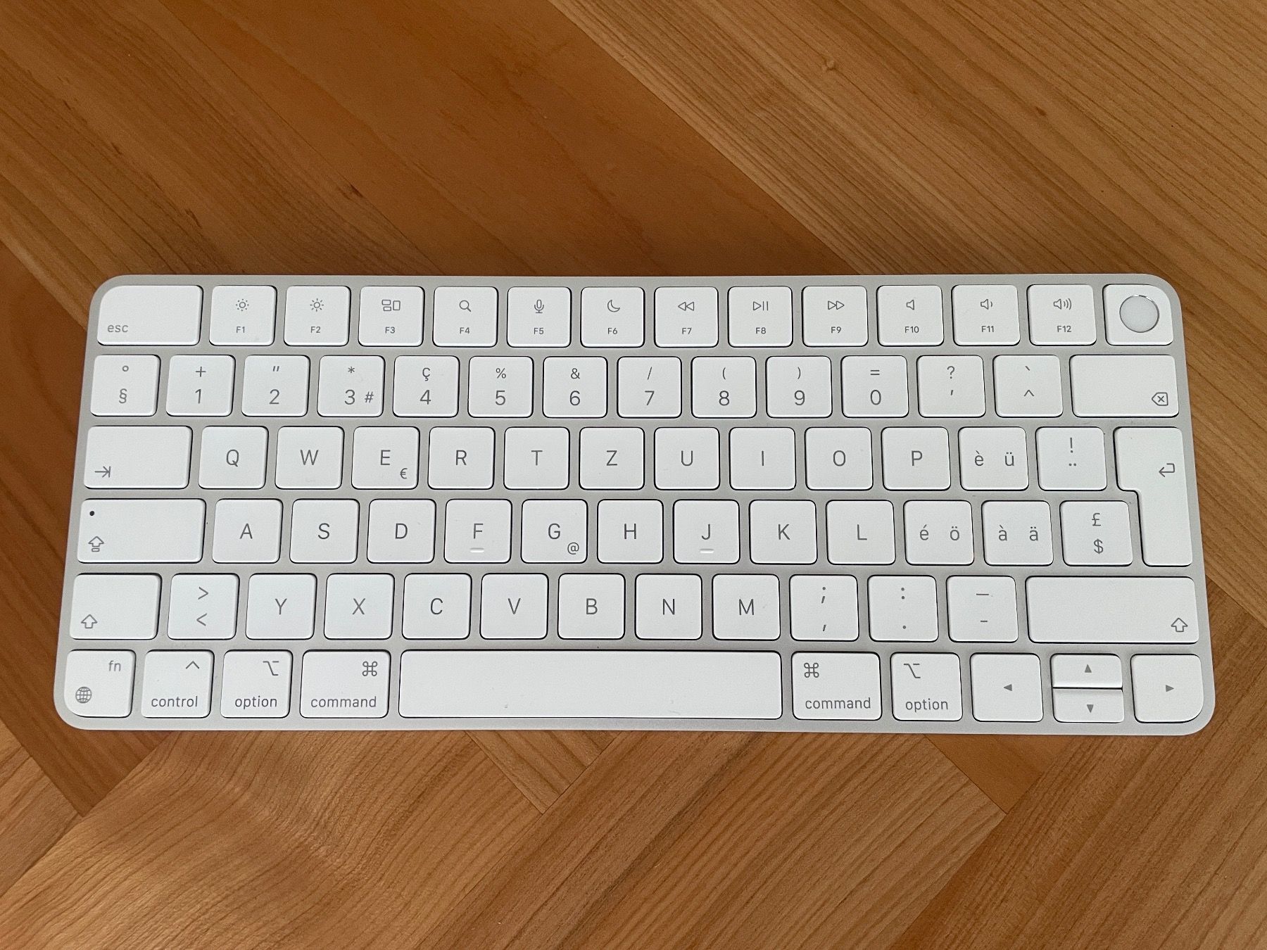 Apple Tastaturen: Apple Magic Keyboard mit Touch ID CH-Layout – Gebraucht aus Zürich von