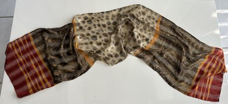 Scarf patterne red yellow brown good condition