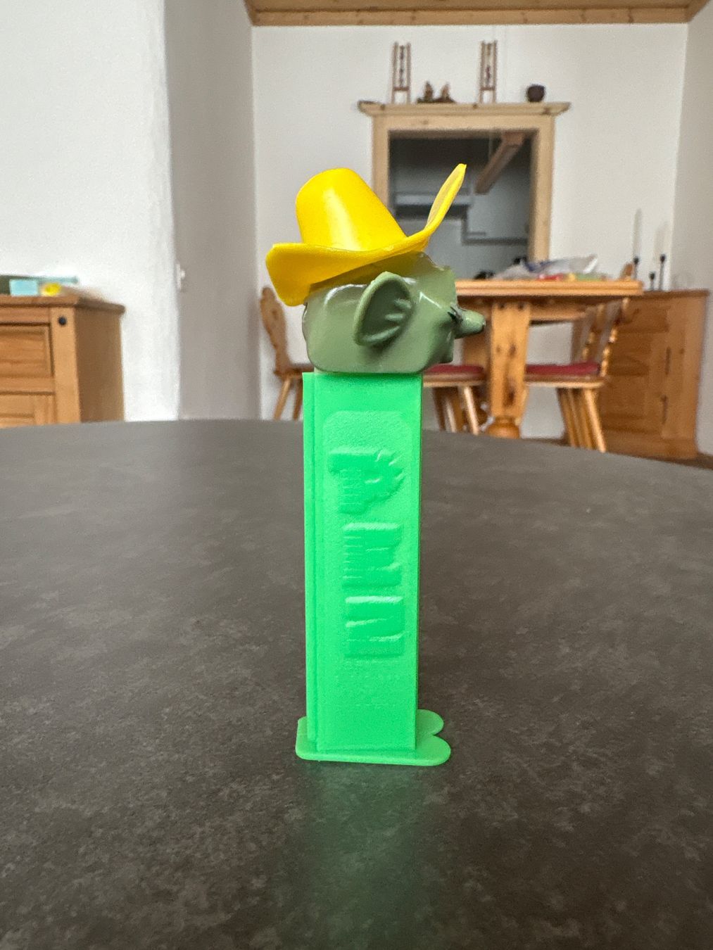 Pez Statuette: PEZ Speedy Gonzalez, Olive Face, Thin Feet, 3.9 Stem – Usato da Zürich venduto da Turbotoys 1
