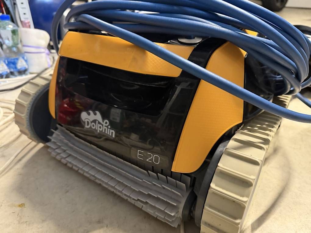 Schwimmbad-Zubehör: Poolroboter Dolphin E20 – Gebraucht aus Kesswil von Blackmalibu