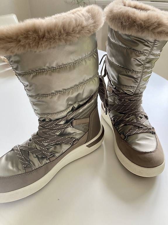 Geox Scarpe da donna: Schicke Winterstiefel GEOX Gr. 40 – Nuovo (secondo la descrizione) da Luzern venduto da and_2hbf