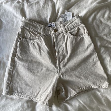 Zara Cream coloured denim shorts size 34 new