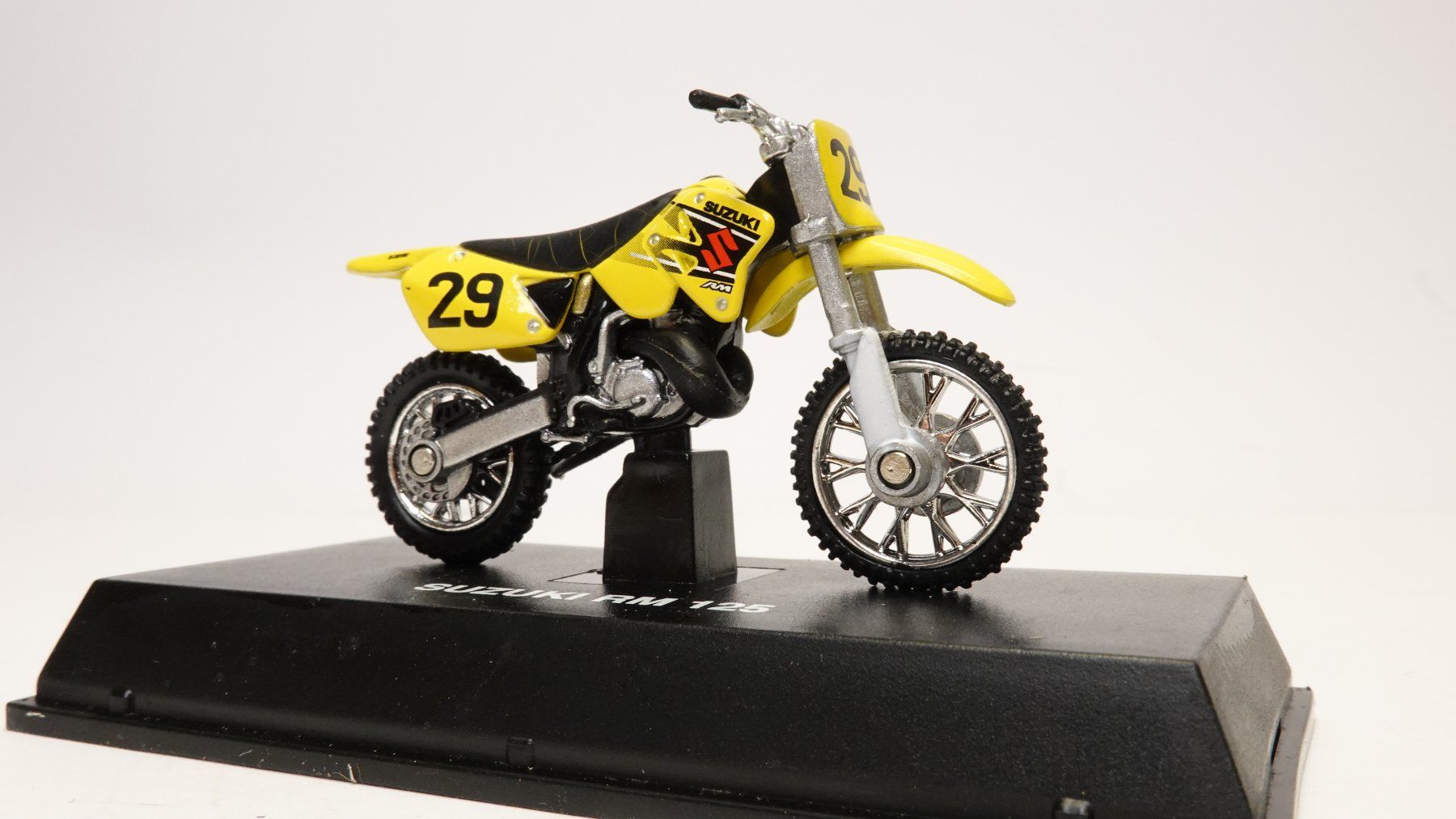 Modellautos: e54 1/ 32 NewRay SUZUKI RM 125 – Gebraucht aus Thun von evinka_gmbh
