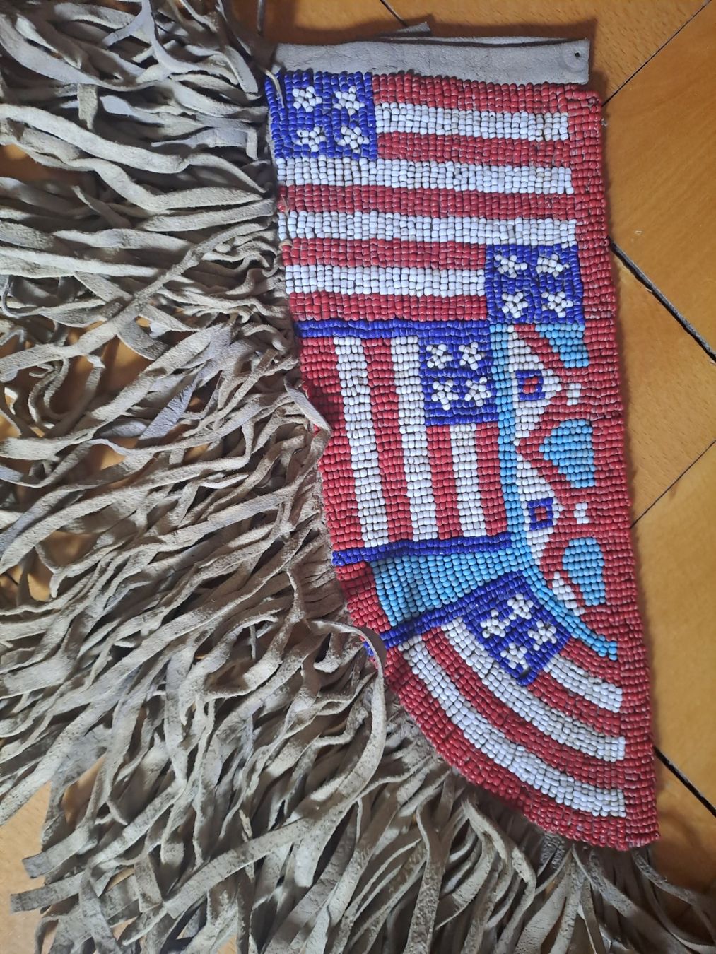 Perle (finte): ETUI DE COUTEAU EN PERLES SIOUX – Usato da LAUSANNE venduto da KWEW 2