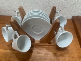 Fünf Espressotassen an Holzhalter