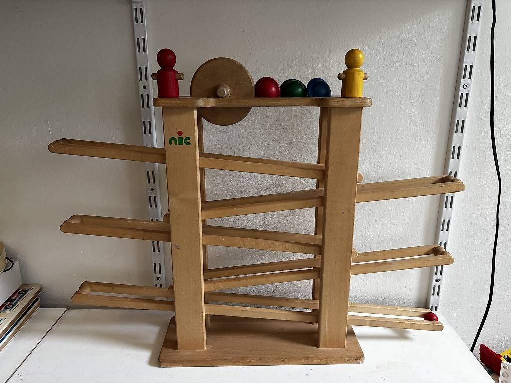 Jouets: Kugelbahn holzspielzeug Nic und cubio – D'occasion à Zürich par Mbi02