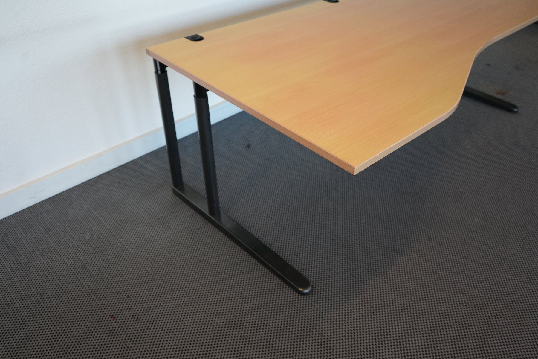 Schreibtische: Bürotisch gross Holzplatte – Gebraucht aus Safenwil von EFAGSafenwil5745 2
