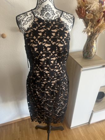 Kleid Guess schwarz mit Spitzenmuster Grösse L neuwertig