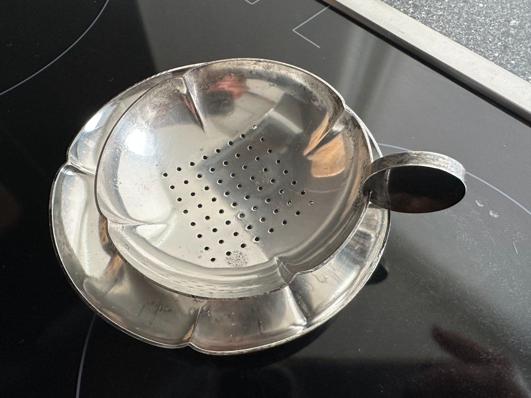 Set di piatti: Vintage Teesieb mit Ablageschale versilbert – Usato da Luzern venduto da Tsugumi0 2