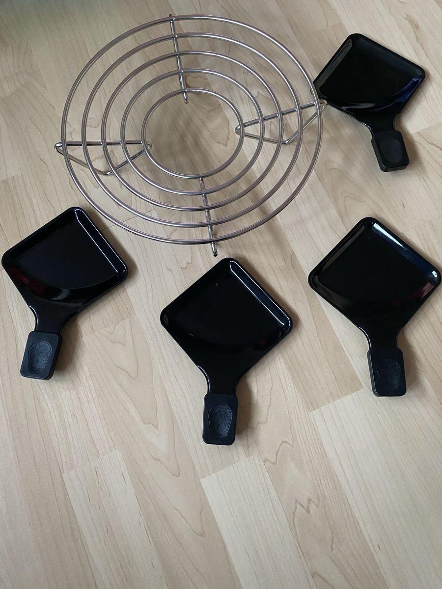 Amc Küchengeräte: AMC Raclette Pfännchen und Untergestell – Neu (gemäss Beschreibung) aus Luzern von Harikan