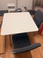Tisch mit 3 Stühlen