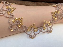 Occhi-Collier / Handgeknüpfte Spitzen-Halskette in Goldtönen