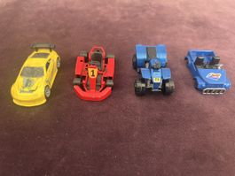 Vier kleine Spielzeugautos, verschiedene Modelle für Sammler